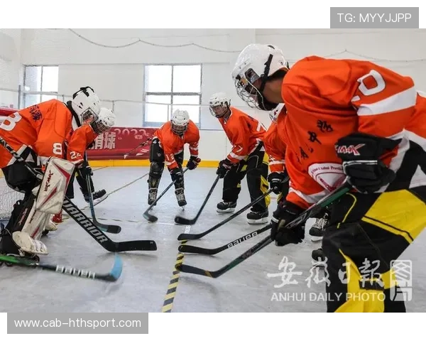 冰球国家队进行分组对抗，后卫线表现值得肯定